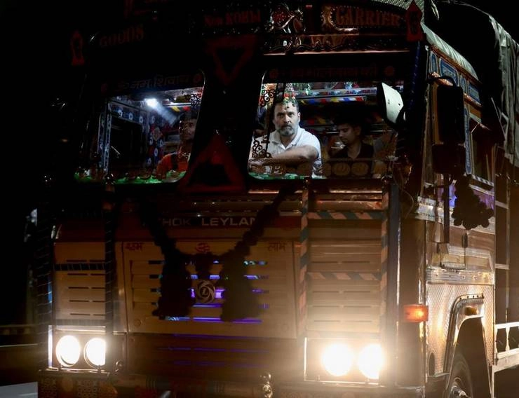 VIDEO : राहुल गांधी ने ट्रक से किया दिल्ली से चंडीगढ़ का सफर, सुनी ड्राइवरों के 'मन की बात'