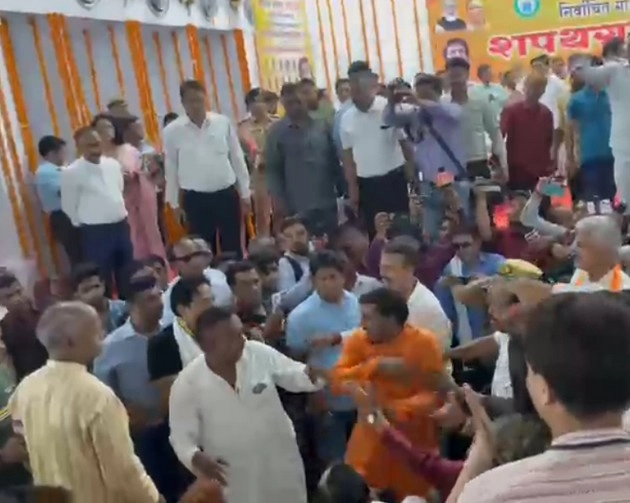 वंदे मातरम न गाने पर AIMIM पार्षद व कार्यकर्ताओं की पिटाई, शपथ समारोह से किया बाहर - Uproar in the swearing-in ceremony of Meerut Municipal Corporation