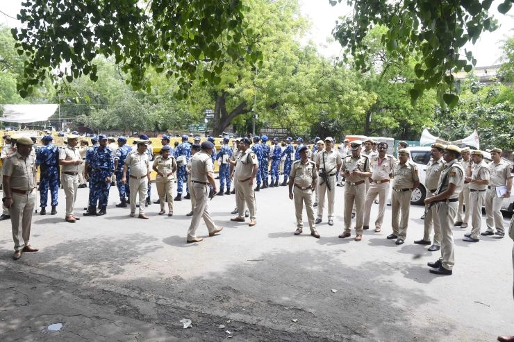 लखनऊ में अतिक्रमण रोधी अभियान के दौरान पुलिस पर पथराव - Police pelted with stones during raze drive in Lucknow