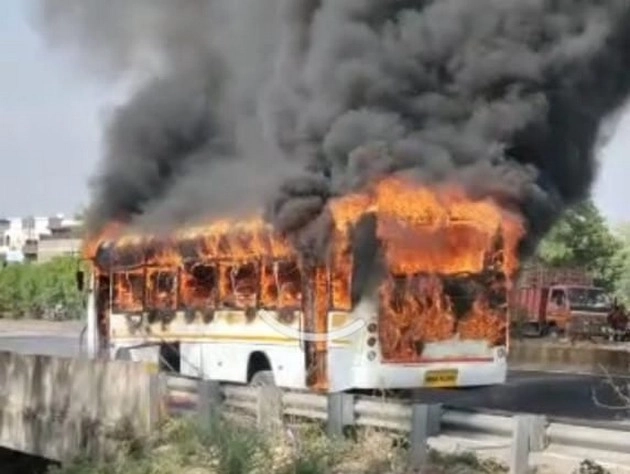 Nashik Bus Fire : नाशिकमध्ये प्रवाशांनी भरलेल्या बसला आग, प्रवाशी बचावले