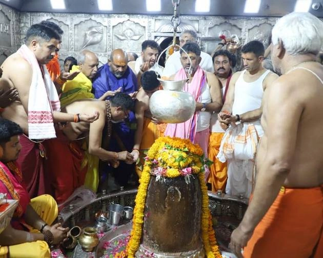 महाकाल की भस्मारती में पहुंचे डीके शिवकुमार, बोले- हिंदुत्व, मंदिर या देवता किसी की संपत्ति नहीं - Karnataka Deputy CM DK shivakumar in Mahakal temple