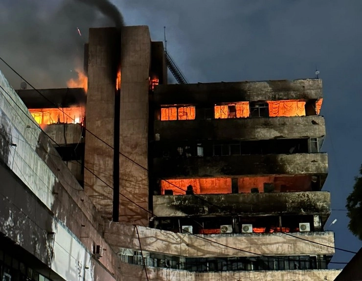 भोपाल के सतपुड़ा भवन में लगी आग पर काबू, कुछ जगह अभी भी भभक रही आग - Fire in Bhopal Satpura building under control