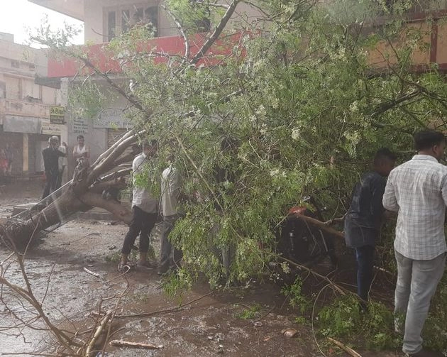गुजरात के 8 जिलों में Cyclone Biparjoy से दहशत, तटीय इलाकों से 37,800 लोगों का रेस्क्यू - cyclone biparjoy threat in 8 districts of gujarat