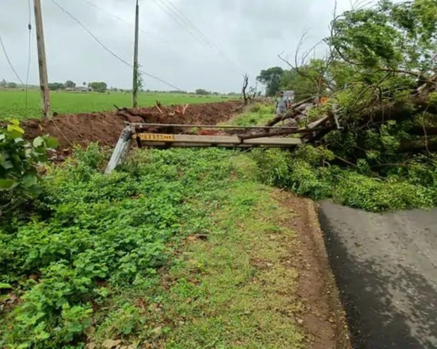 Cyclone Biparjoy Live Update: कमजोर पड़ा चक्रवाती तूफान बिपरजॉय, गुजरात में 940 गांवों की बिजली गुल