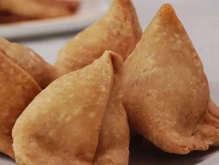 25 plates of samosa worth one and a half lakh