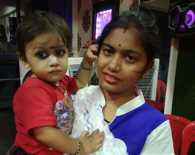 लिफ्ट में बच्ची के साथ फंसी महिला, पुलिस ने बचाई जान - Woman stuck in lift with baby, police saved both
