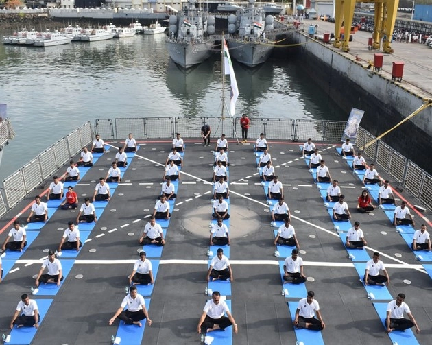 7000 से अधिक नौसेना कर्मियों ने INS पर किया योग का प्रदर्शन - Over 7000 Navy personnel perform Yoga on board INS