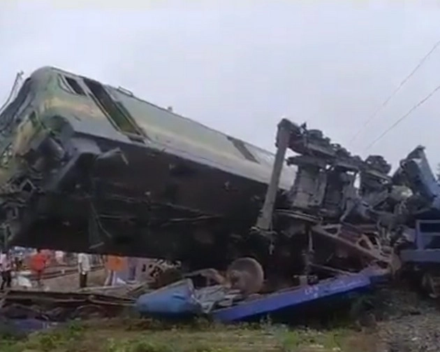 पश्चिम बंगाल के बांगुरा में 2 मालगाड़ियों की टक्कर, 12 डिब्बे पटरी से उतरे - train accident : Goods train derailed in west bengal bankura