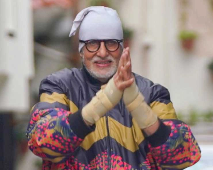 अमिताभ बच्चन ने तोड़ी नंगे पैर फैंस से मिलने की परंपरा, ब्लॉग में बताई वजह | amitabh bachchan broke ritual met fans outside jalsa by wearing shoes