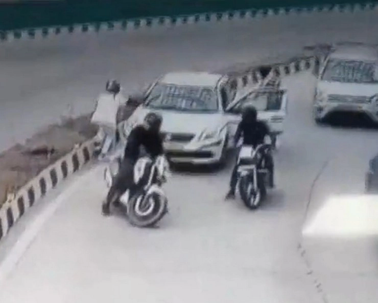 Delhi : प्रगति मैदान टनल में 4 बदमाशों ने कार में सवार डिलीवरी एजेंट से लूटे 2 लाख रुपए, देखें 22 सेकंड का वीडियो - Delhi Police got CCTV footage