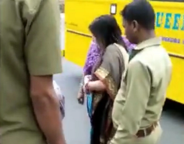 चलती स्कूल बस का इमरजेंसी गेट खुला, सड़क पर गिरी छात्रा - emergency gate of school bus opened, girl falls on road