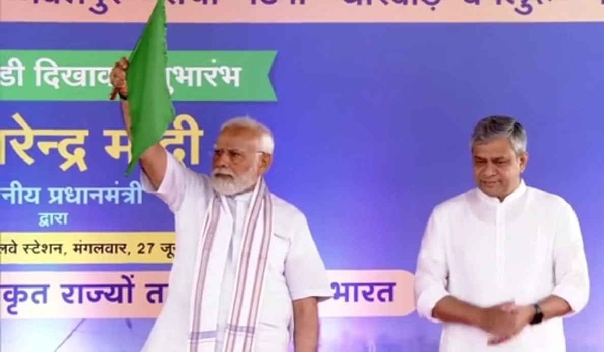 पीएम नरेंद्र मोदी ने 5 वंदे भारत को हरी झंडी दिखाकर किया रवाना, भोपाल से इंदौर और भोपाल से जबलपुर के बीच वंदे भारत - PM Narendra Modi flagged off 5 Vande Bharat
