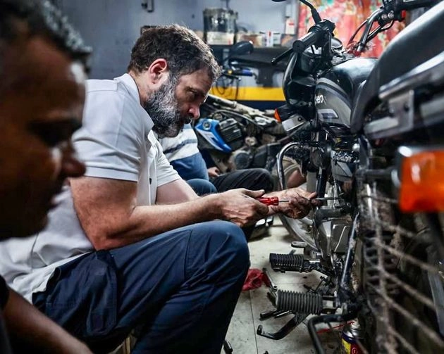 rahul gandhi repairs bike