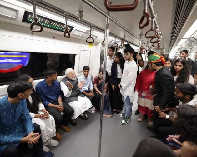 pm modi in delhi metro