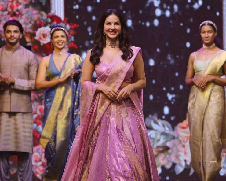 त्रिवेंद्रम फैशन शो में सनी लियोनी ने बिखेरा हुस्न का जलवा | Sunny Leone turns showstopper for designer Shravan Kumar for Trivandrum Fashion Show