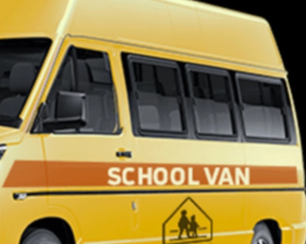 Indore में स्कूल वैन में लगी आग, BSF जवानों ने चालक और बच्चों की बचाई जान - School van caught fire in Indore