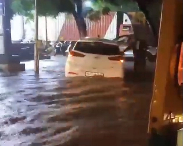 गुजरात में भारी बारिश से हाहाकार, मनावदर में बाढ़, अहमदाबाद में अंडरपास बंद