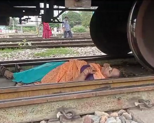 रेलवे ट्रैक पर महिला के ऊपर से गुजरी मालगाड़ी, वीडियो हुआ वायरल - Goods train passed over woman on railway track