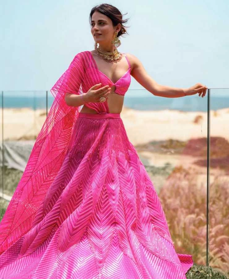 पिंक कलर का लहंगा पहन राधिका मदान ने बिखेरा हुस्न का जलवा | radhika madan photos in pink lehanga