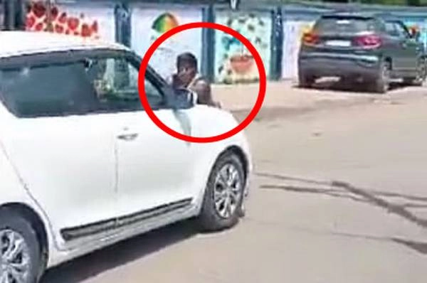MP में चलती कार के बोनट पर लटकी महिला, वायरल वीडियो के बाद 3 पुलिसकर्मी सस्‍पेंड
