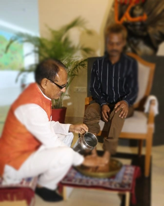 सीधी पेशाब कांड के पीड़ित के CM शिवराज ने पांव धोये, तिलक लगाकर आरती उतारी, मांगी माफी - CM Shivraj washed the feet of the victim of Sidhi incident