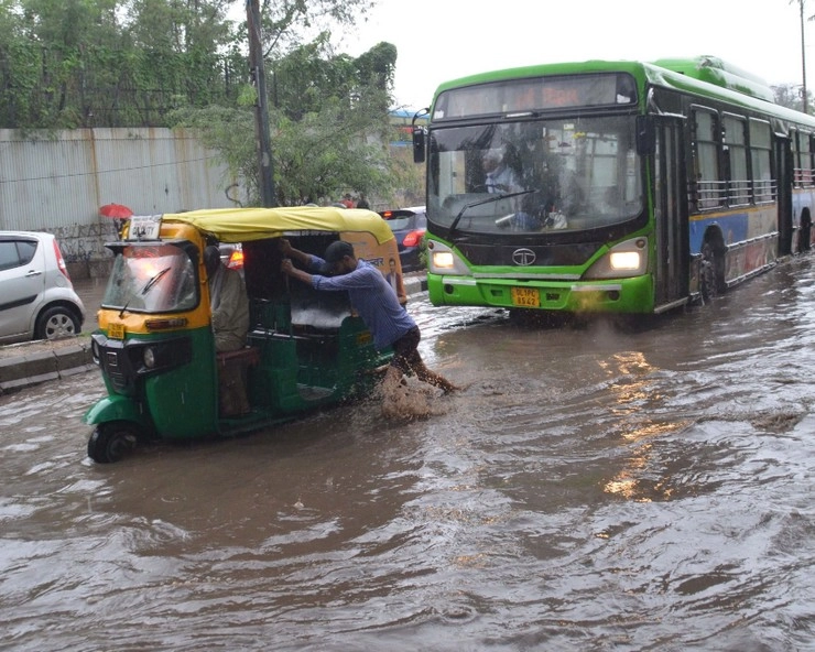 Delhi Flood : दिल्ली में बाढ़ का कहर, ट्रॉमा सेंटर में घुसा पानी, मरीजों को भेजा LNJP अस्पताल - Patients from Delhi's trauma center sent to LNJP hospital due to floods