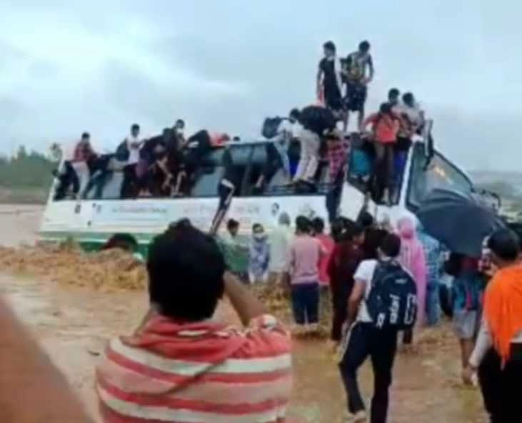 जल सैलाब में फंसी बस, यात्रियों ने कूदकर बचाई जान, वीडियो वायरल - bus stuck in flood