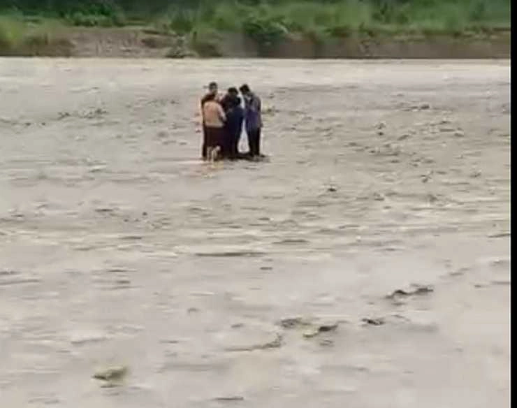 NDRF ने उफनती नर्मदा नदी में चट्टान पर फंसे 4 लोगों को बचाया - Rescued 4 people trapped on a rock in the swollen Narmada river in Jabalpur
