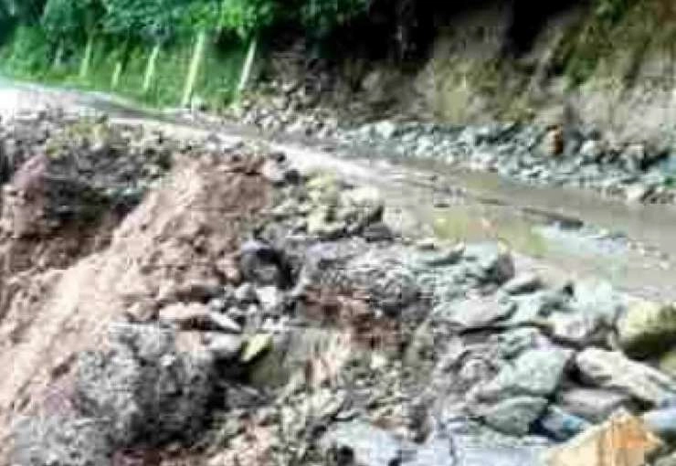 Dehradun: टमाटरों से भरी वैन पर गिरा भारी बोल्डर, 3 की मौत, 3 घायल - Heavy boulder fell on a van full of tomatoes