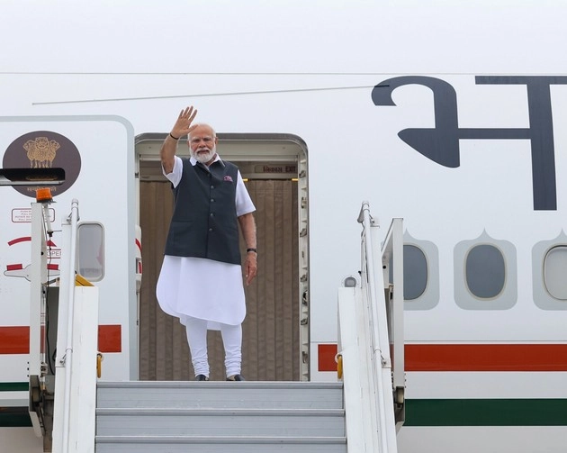 फ्रांस यात्रा पर रवाना हुए पीएम मोदी, बास्तील डे परेड में होंगे शामिल - PM Modi emplanes on france visit
