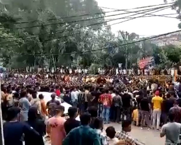 पटवारी भर्ती में धांधली के खिलाफ इंदौर में छात्रों का प्रदर्शन