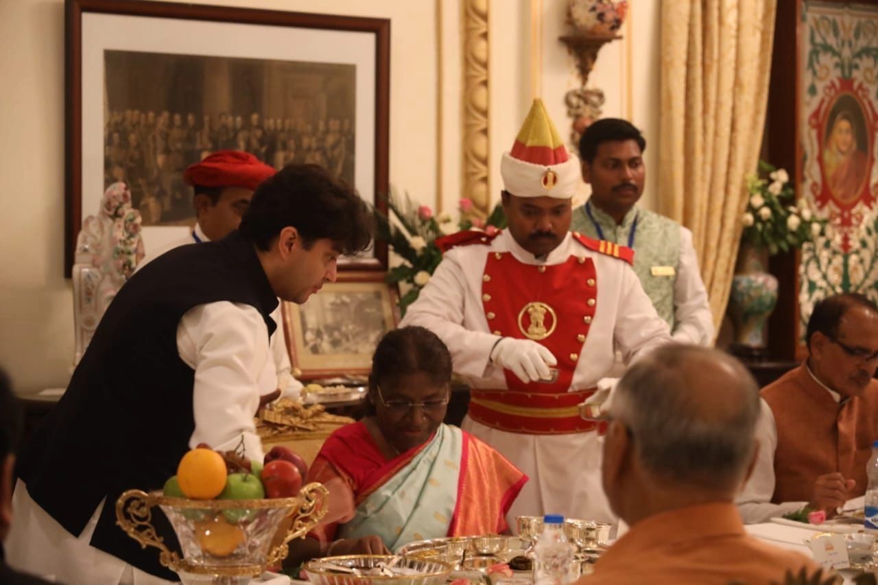ज्योतिरादित्य सिंधिया के जयविलास पैलेस में राष्ट्रपति द्रौपदी मुर्मू का लंच, परोसे गए 19 प्रकार के पकवान - President Draupadi Murmu lunch at Jyotiraditya Scindia's Jai Vilas Palace
