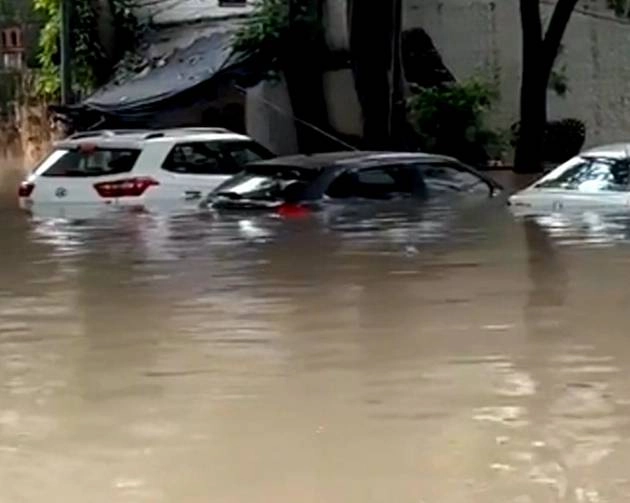 Delhi Flood : पानी में डूबे ITO, राजघाट, केजरीवाल ने मांगी सेना की मदद - Delhi flood : CM kejriwal seeks help of army