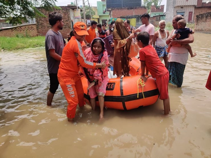 Delhi floods : 24x7 काम कर रही हैं NDRF की टीमें 18 टीमें, 25000 से अधिक लोगों को निकाला, 44 राहत शिविर बनाए गए - over 25000 evacuated 44 relief camps set up 18 ndrf teams working 24x7 delhi govt on unprecedented flood
