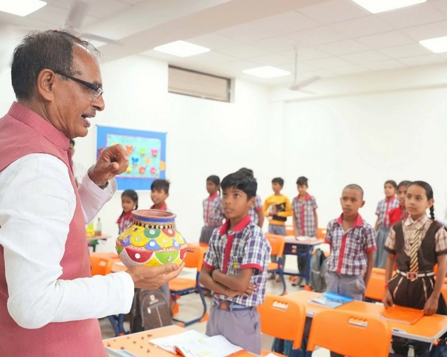 CM शिवराज ने किया 'स्कूल चलें हम' अभियान का शुभारंभ, प्रदेश में खुलेंगे 9000 स्कूल - Chief Minister Shivraj Singh Chouhan launched the School Chalen Hum Abhiyan