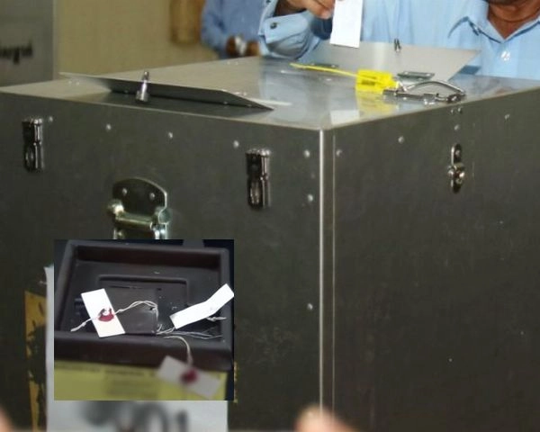 पश्चिम बंगाल में मतगणना केंद्र पर सीलबंद मतपेटियां मिलीं - Sealed ballot boxes found at counting center in Malda in West Bengal