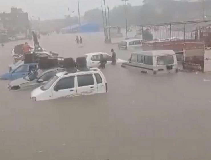 Weather Updates: गुजरात में हुई भारी वर्षा, IMD ने दी मुंबई में फिर भारी बारिश की चेतावनी
