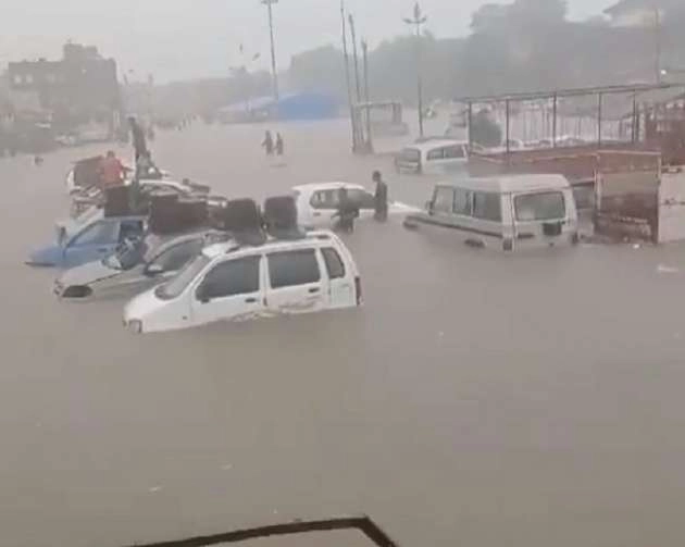 Weather Updates: गुजरात में भारी बारिश से हाहाकार, दिल्ली में यमुना फिर खतरे के निशान से ऊपर - Heavy rains in many parts of Gujarat