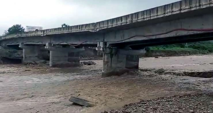 जम्मू कश्मीर में बारिश से मची भारी तबाही, 5 की मौत, कई सड़कें और पुल डूबे - Heavy rains wreak havoc in Jammu and Kashmir