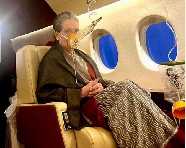 sonia gandhi wearing mask in flight