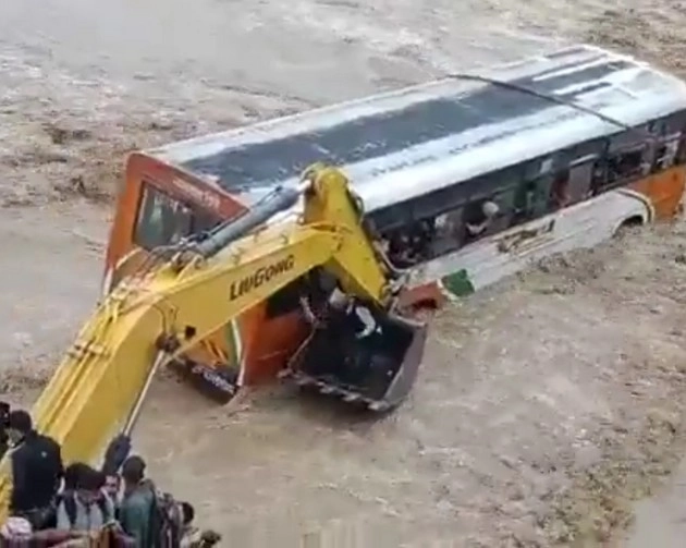 bijnor bus stuck in water