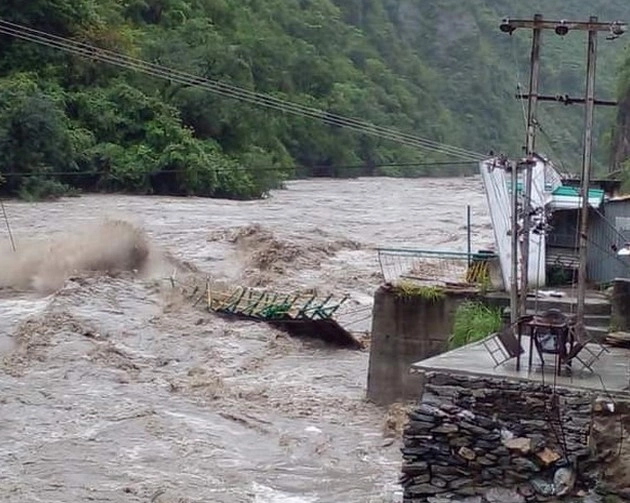 हिमाचल के रोहड़ू में अचानक आई बाढ़, बुजुर्ग दंपति समेत 3 लोग बहे - Elderly couple, 3 people washed away in floods in Himachal Pradesh