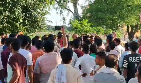 Meerut : मेरठ में बेखौफ बदमाशों ने डबल मर्डर की घटना को दिया अंजाम, CCTV में कैद हुई वारदात - meerut 2 people were killed in broad daylight firing in hastinapur