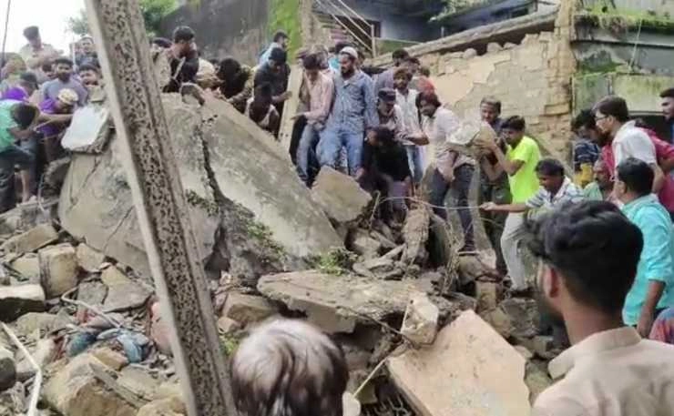 Gujarat: जूनागढ़ में जर्जर इमारत गिरी, 4 लोगों के फंसे होने की आशंका