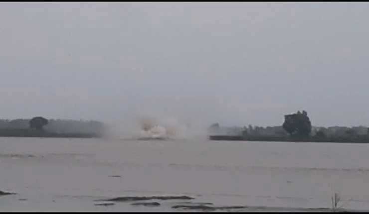 गैस पाइप लाइन फटने से यमुना नदी में बवंडर, वीडियो वायरल