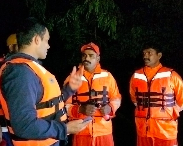 जंगल में झरना देखने गए 160 पर्यटक फंसे, NDRF ने सुरक्षित निकाला - NDRF team conducts rescue operation near Muthyala Dhara