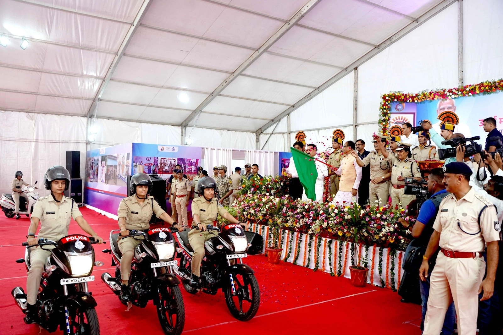 CM शिवराज ने महिला हेल्प-डेस्क के लिए दो पहिया वाहनों को किया फ्लैग ऑफ - Chief Minister flags off two wheelers for women help-desk