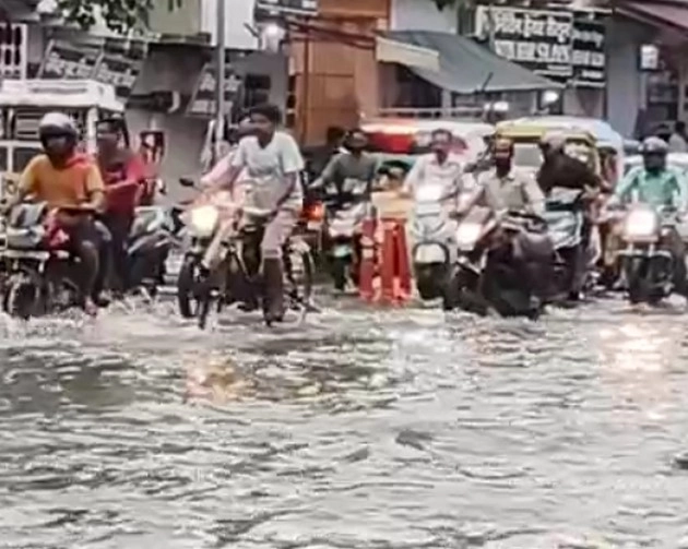 मथुरा की सड़कें बनीं जलकुंड, बच्चे कर रहे हैं स्वीमिंग! - Mathura roads became water bodies due to heavy rains