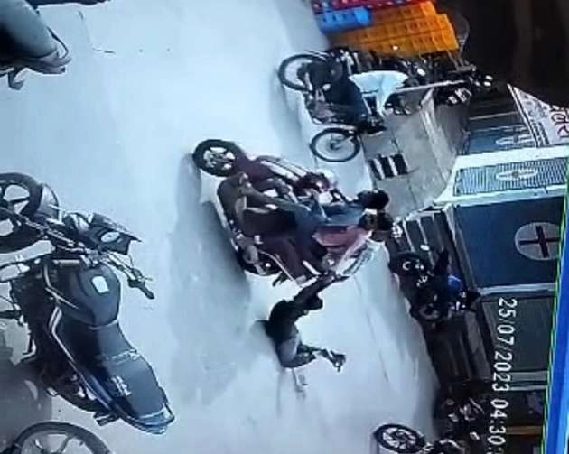 3 स्कूटी सवार दबंगों ने एक युवक को बांधकर सड़क पर घसीटा, वीडियो वायरल - 3 scooty riders tied a young man and dragged him on the road