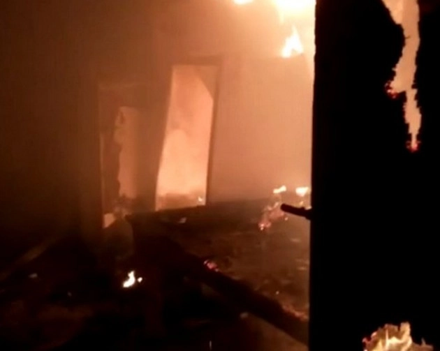 मणिपुर में खाली पड़े 2 घरों में लगाई आग, इंफाल में बढ़ाई कर्फ्यू में ढील की अवधि